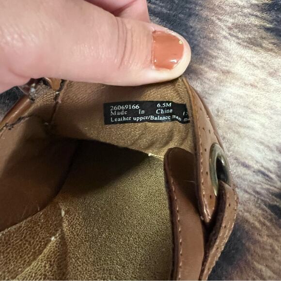 Clarks Lighter Brown Leather Slip On Clogs Women's Size 6.5 Backless Easy On - Picture 8 of 9